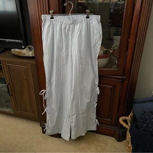 Wild Fable pinstripe pants wide leg side bow detail Women’s L blue white black